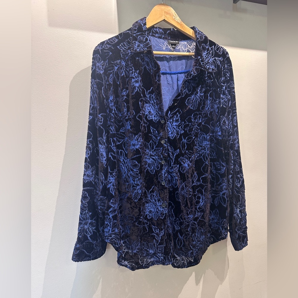 Torrid Madison Navy Blue Burnout Floral Button-Down Blouse size 1 EUC